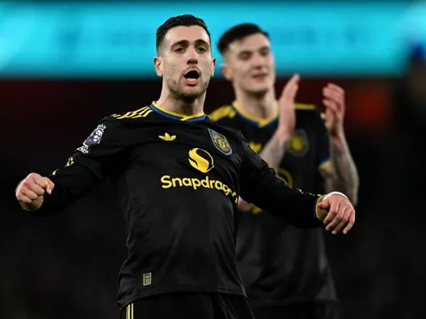 Real Madrid và Bayern Munich tranh giành Dalot