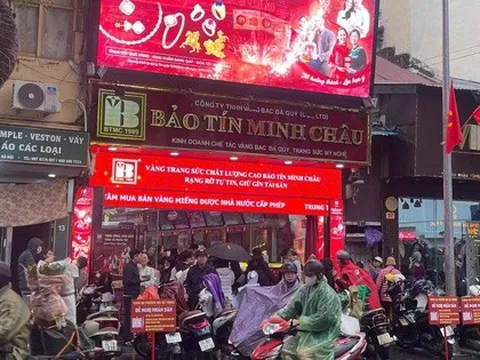 Bảo Tín Minh Châu cơ sở Trần Nhân Tông ngừng bán vàng: Dòng người vẫn dầm mưa chờ đợi