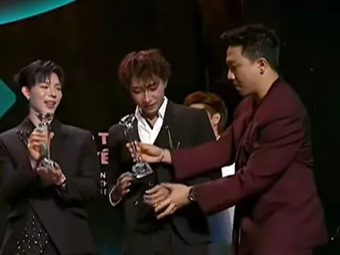 Trấn Thành 'từ chối' giải thưởng trên sân khấu Làn Sóng Xanh