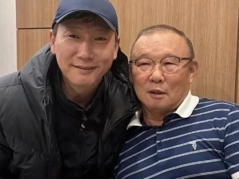 HLV Kim Sang-sik tri ân ông Park Hang-seo