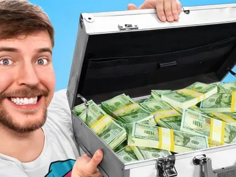 MrBeast hài hước 'hối lộ' thủ môn cả vali tiền mặt để ghi bàn