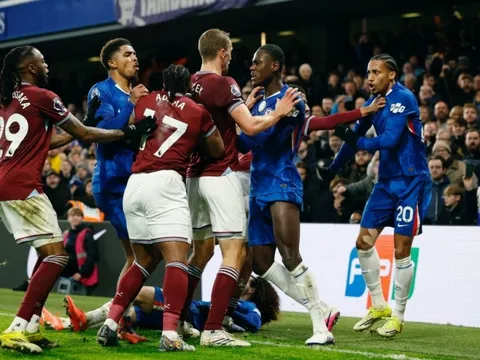 Bóp cổ, xô xát và thẻ đỏ trong đêm hỗn loạn ở Stamford Bridge