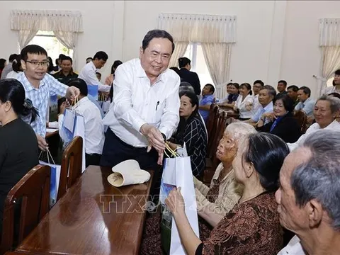 Chủ tịch Quốc hội thăm, chúc Tết và tặng quà cho các gia đình chính sách tại Cần Thơ