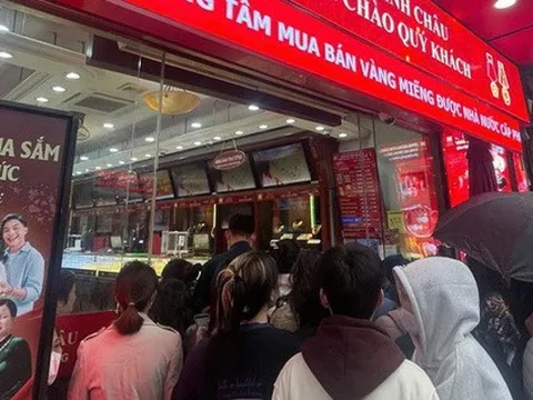 Quyết rút sổ tiết kiệm 800 triệu trước hạn để "bắt đáy" vàng khi giá đột ngột rớt mạnh, nhưng... "đời không như là mơ"