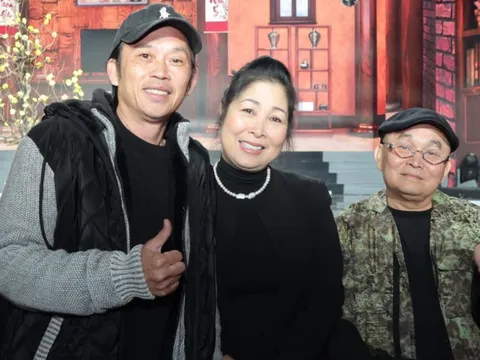 Nghệ sĩ Xuân Hinh phản ứng khi diễn cùng Hoài Linh ngay cận Tết