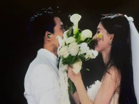 Hòa Minzy được nam ca sĩ cầu hôn ngay trên sân khấu