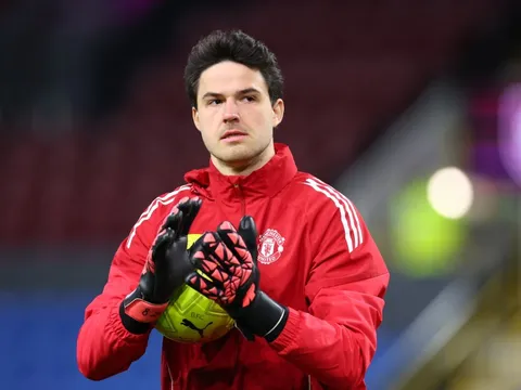 Thủ môn MU gây tranh cãi