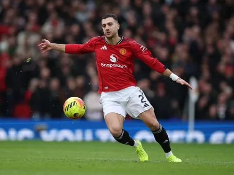 Fan MU phát cuồng vì Dalot