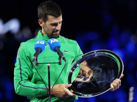 Djokovic gọi Nadal, khán đài Melbourne bùng nổ