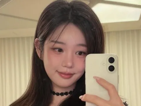 Lee Yoo Bi gây sốt với ảnh tự trang điểm