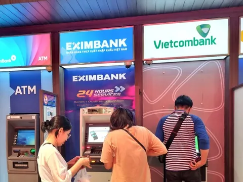 Người dân ngày càng ít giao dịch máy ATM, các nhà băng giảm bớt số lượng
