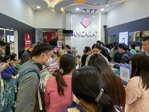 Bạc ở Việt Nam không khan hiếm, vì sao người dân phải xếp hàng mua bằng giấy hẹn?