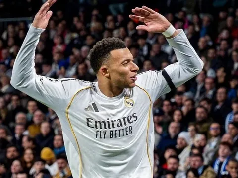 Real giành 3 điểm trong trận đấu có gần 20 phút bù giờ