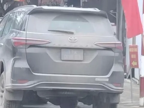 Ô tô biển xanh đỗ sai quy định, phủ đầy bùn đất bị phạt 900 nghìn đồng