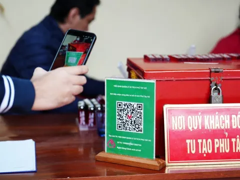 Cúng tiến nơi đền chùa: Khi nếp cũ "mờ dần" trước xu hướng văn minh tài chính