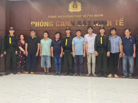 Kinh hoàng đường dây xăng A95 giả ở Tp.HCM: Pha dung môi ngay trong bồn, bán giá xăng thật