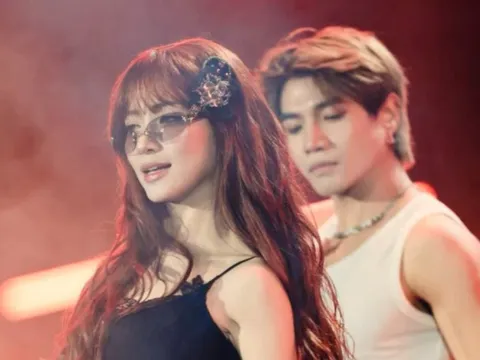 Hòa Minzy gặp sự cố 'ngượng đỏ mặt' trước 8000 khán giả