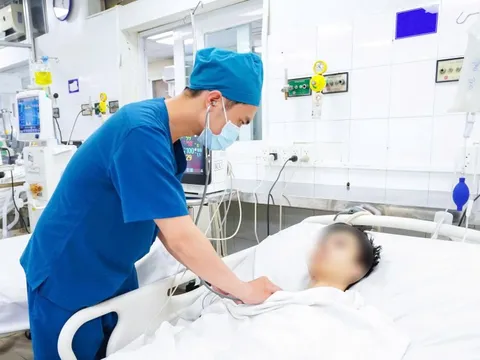 Nam sinh nguy kịch do biến chứng hiếm gặp của sốt xuất huyết 0