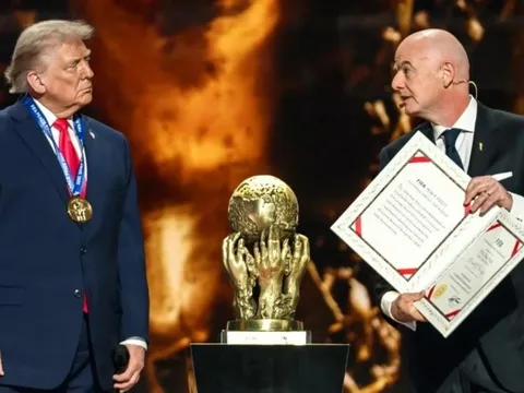 Chủ tịch FIFA lên tiếng về giải thưởng tranh cãi của ông Trump