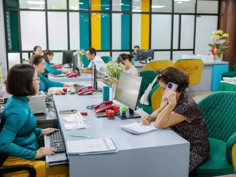 Đến ngân hàng chuyển tiền, nhân viên BIDV không thực hiện giao dịch mà đặt hàng loạt câu hỏi: Vị khách ban đầu khó chịu, sau đó lại xúc động cảm ơn