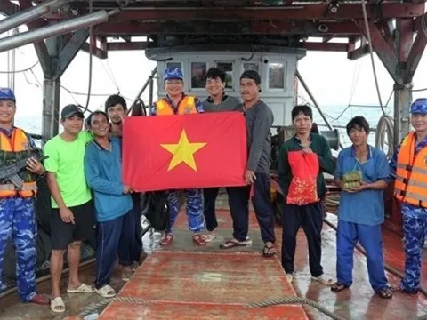 Cảnh sát biển Việt Nam thăm, tặng quà các đơn vị thực hiện nhiệm vụ chống khai thác IUU tại vùng biển Tây Nam