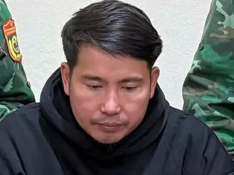 Tạm giữ hình sự đối tượng giấu 7 cây vàng trong động cơ xe bán tải