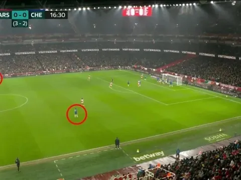 3 cầu thủ Chelsea bỏ vùng cấm, phá thế phạt góc của Arsenal