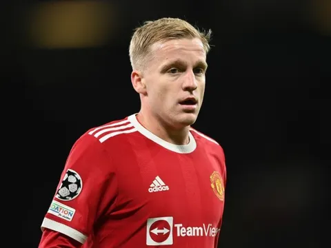 Van de Beek sắp cưới con gái huyền thoại Bergkamp