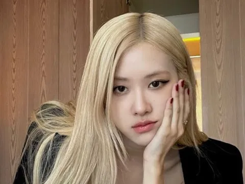 Rosé (BLACKPINK) khoe vẻ quyến rũ chỉ với một bức ảnh cận mặt