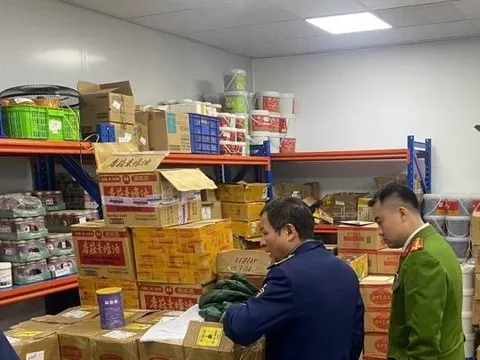 Phát hiện 1,5 tấn nguyên liệu thực phẩm không rõ nguồn gốc, liên kết với chuỗi lẩu nổi tiếng Hà Nội