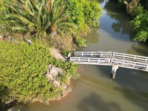 Hơn 20 hộ dân sống kẹt giữa nơi không điện, không đường đi