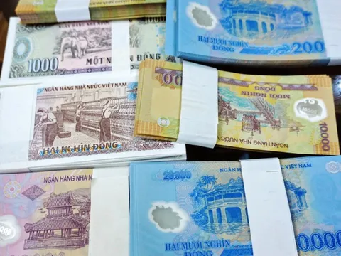 Người đổi tiền mới, tiền lẻ dịp Tết có thể bị phạt tới 40 triệu đồng, tịch thu toàn bộ tiền nếu vi phạm điều này