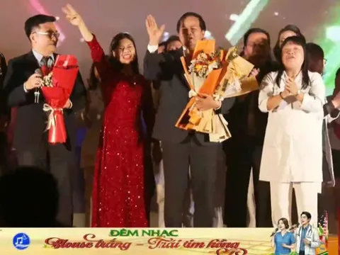 Giám đốc Bệnh viện Bạch Mai 'hóa' ca sĩ hát tặng bệnh nhân 0