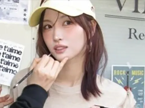 Momo (TWICE) khoe vòng eo săn chắc khiến hội chị em trầm trồ