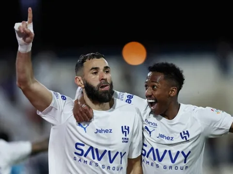 Benzema ra mắt bùng nổ, Ronaldo vào thế khó