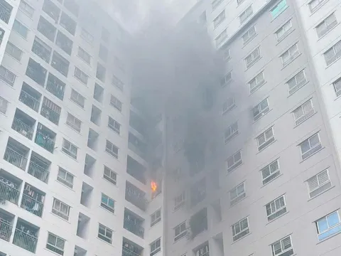 Cháy căn hộ chung cư ở Hà Nội, người dân hoảng loạn thoát hiểm bằng thang bộ