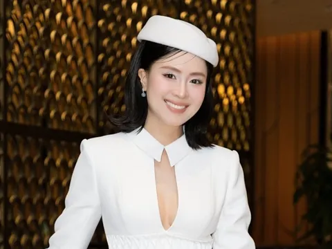 Hồng Diễm hiếm hoi diện áo xẻ ngực, khoe trọn vẻ ngoài quyến rũ