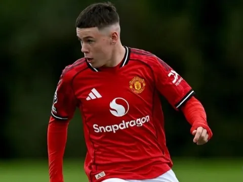 Con trai Rooney khiến MU sốt sắng