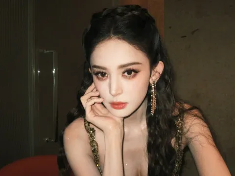 Cổ Lực Na Trát bị té ngã ngay trên bậc thang, phải có người dìu đứng dậy