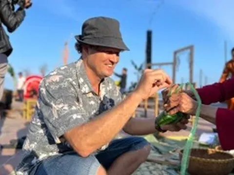 Du khách Tây trải nghiệm gói bánh chưng, ăn Tết cổ truyền tại Đà Nẵng