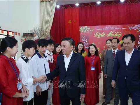 Thường trực Ban Bí thư Trần Cẩm Tú thăm, tặng quà Tết tỉnh Lào Cai