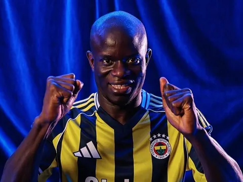 CĐV Fenerbahce gây tranh cãi khi chào đón Kante