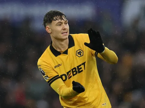 Đội cuối bảng Premier League gây sốc