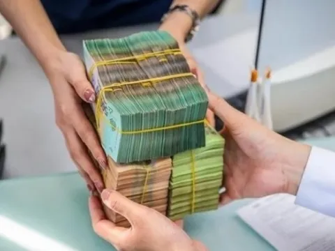 Người dân được bồi thường đất muốn nhận tiền mặt, không qua tài khoản ngân hàng có được không? Bộ Tài chính giải đáp