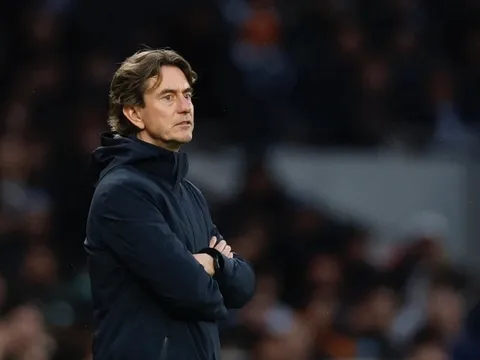 MU đẩy Thomas Frank xuống vũng bùn