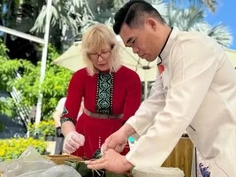 Du khách quốc tế trải nghiệm gói bánh chưng ở Mũi Né