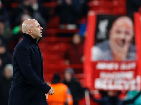 Liverpool hoảng loạn khi bức tường thành bị phá vỡ