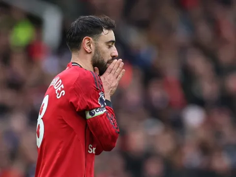 Cái ôm đầu của Bruno và thông điệp gửi tới MU