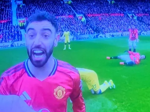 Khoảnh khắc Fernandes pressing trọng tài gây bão