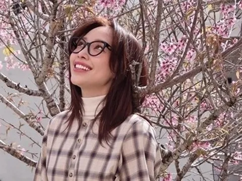 Ca sĩ Tóc Tiên được khen 'lão hoá ngược' trong các trang phục váy áo trẻ trung